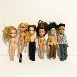 Bratz Dolls Lot of 7 First Edition Dolls + Boyz No Feet Outfits Lot AS IS 2003